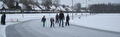 Kinderen schaatsen op de besneeuwde ijsbaan