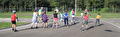 Kinderen skeeleren op de asfaltbaan in Alteveer