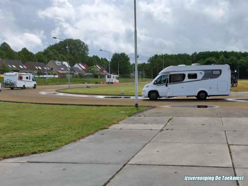 Camper rijinstructies op de skeelerbaan.